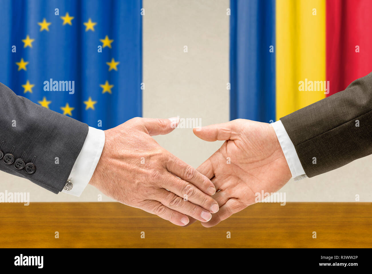 Rappresentanti dell'UE e la Romania unire le mani Foto Stock