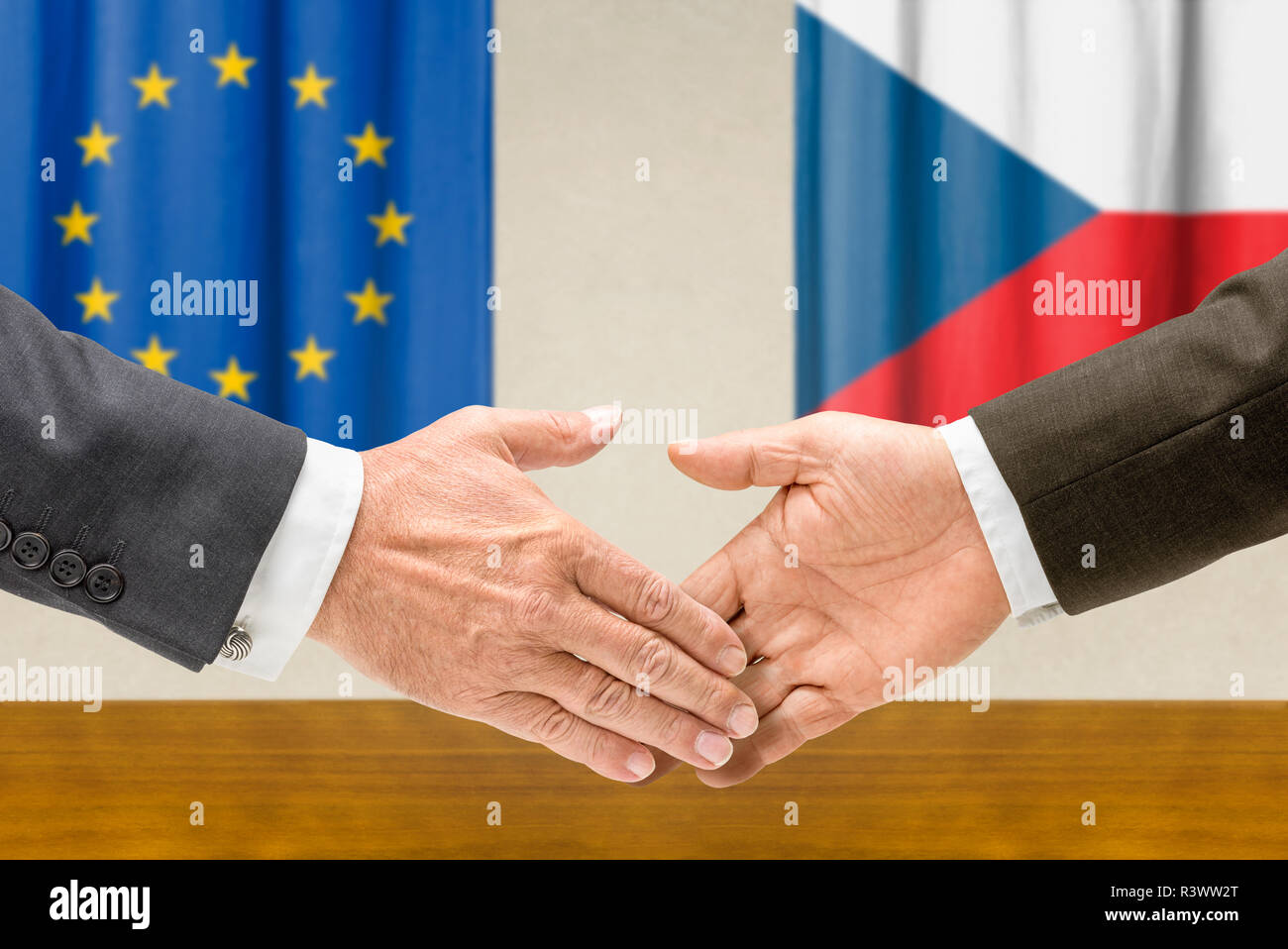 Rappresentanti dell'UE e la Repubblica ceca per unire le mani Foto Stock