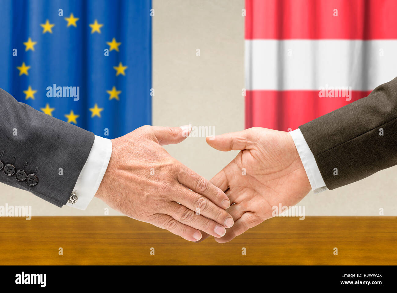 I rappresentanti dell'UE e dell'Austria unire le mani Foto Stock