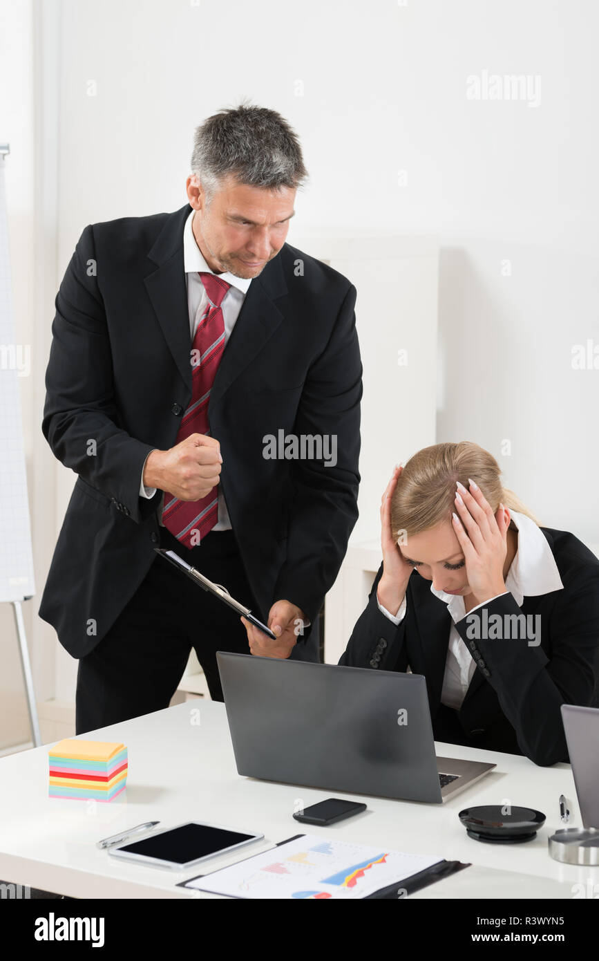 Boss di biasimare un dipendente per i cattivi risultati Foto Stock