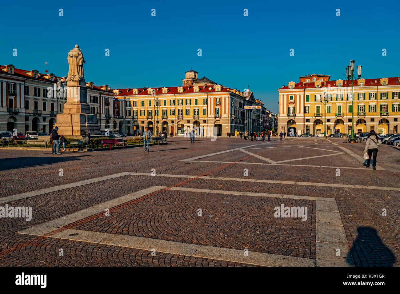 Italia Piemonte Cuneo Piazza Galimberti - Vista con statua di Giuseppe  Barbaroux Foto stock - Alamy