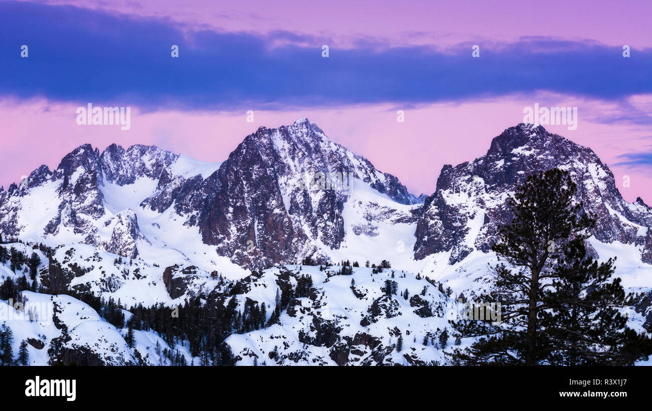 Luce di Alba sul Monte Ritter e Banner Peak, Ansel Adams Wilderness, Sierra Nevada, in California, Stati Uniti d'America Foto Stock