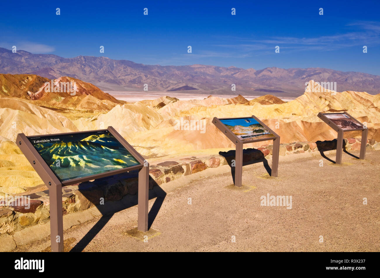 Indicazioni interpretative a Zabriskie Point, Parco Nazionale della Valle della Morte, CALIFORNIA, STATI UNITI D'AMERICA Foto Stock