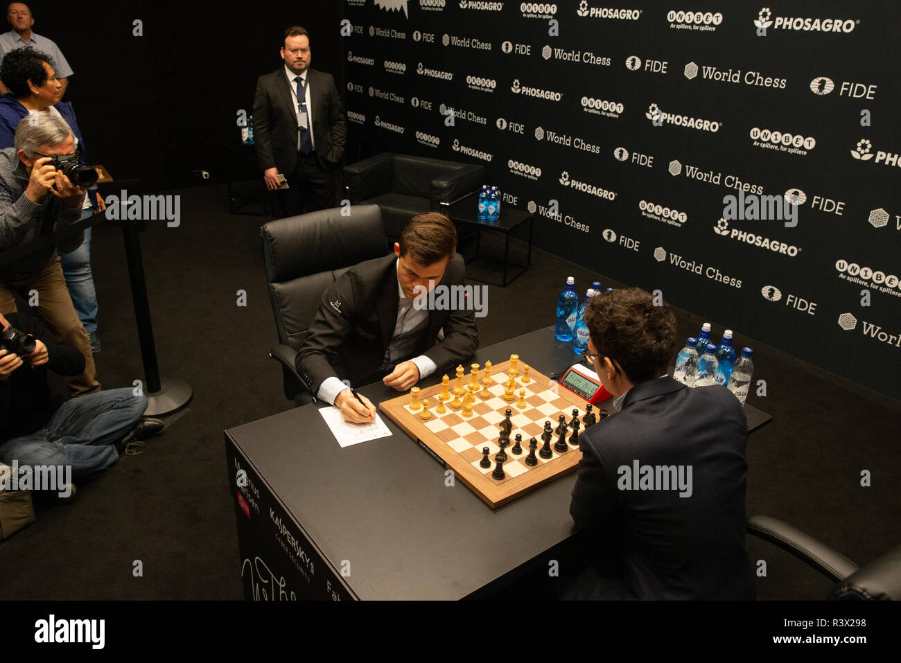 World Chess numero uno, Magnus Carlsen gioca mondiale il numero due,  Fabiano Caruana, per il titolo di Campione del Mondo di scacchi Foto stock  - Alamy