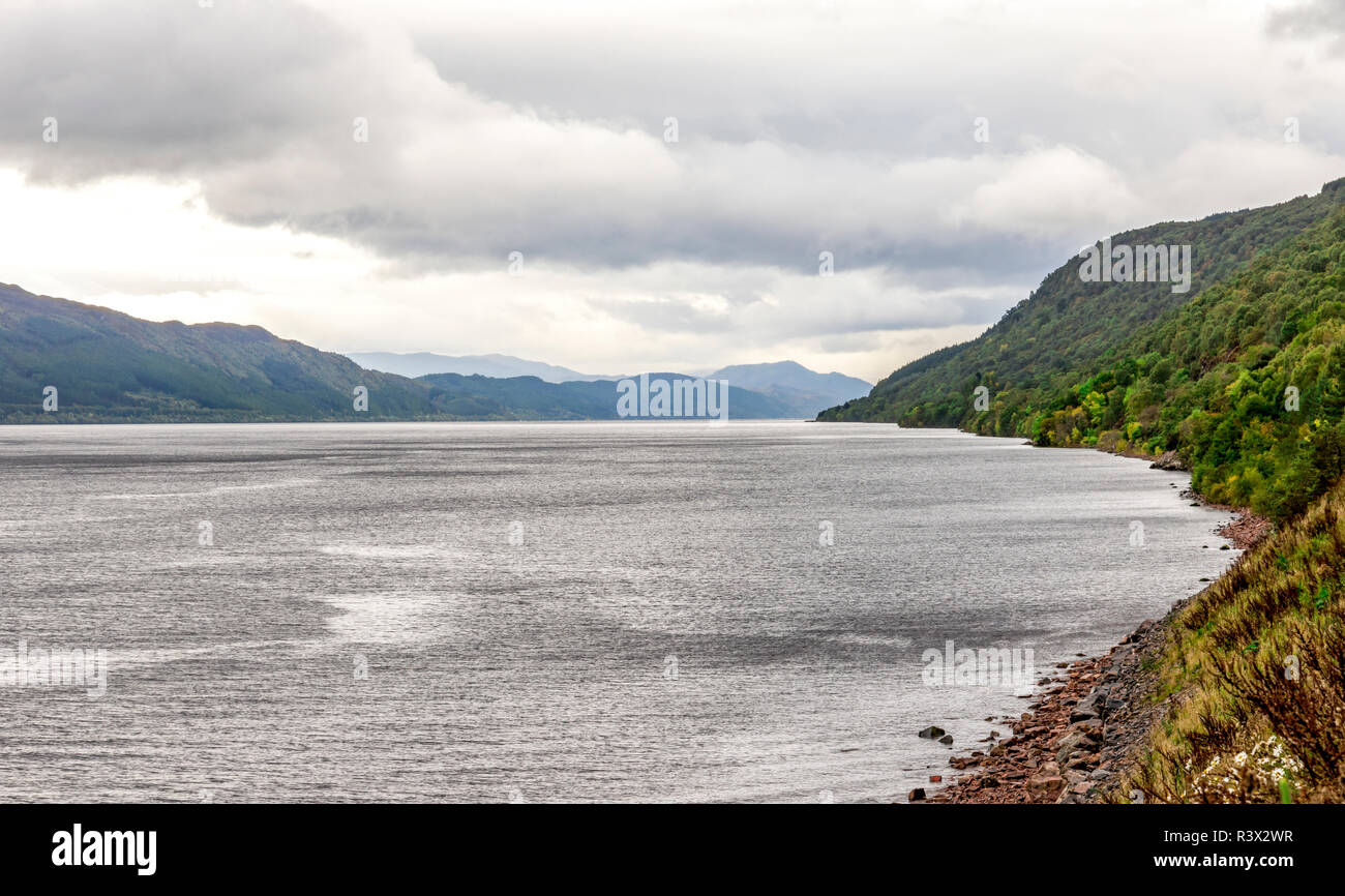 Una vista di Loch Ness e delle Highlands scozzesi con uno sfondo con cielo nuvoloso nella stagione autunnale, Scozia Foto Stock