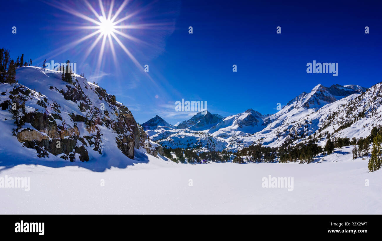 Lungo il lago e la sierra di picchi in inverno, John Muir Wilderness, Sierra Nevada, in California, Stati Uniti d'America Foto Stock