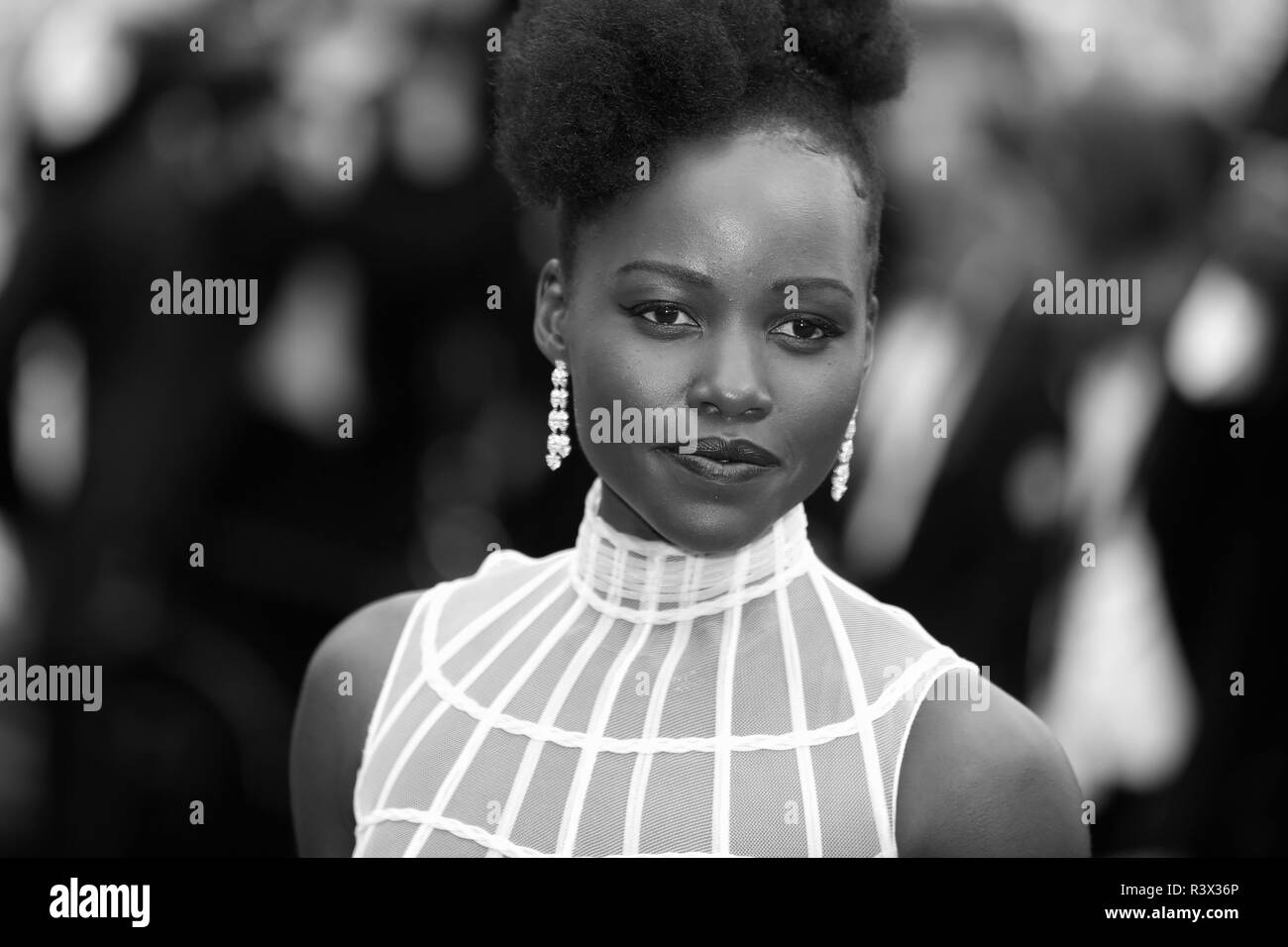 CANNES, Francia - 10 Maggio 2018: Lupita Nyong'o sul tappeto rosso per il 'Siamo spiacenti Angel' proiezione al Festival di Cannes (foto di Mickael Chavet) Foto Stock