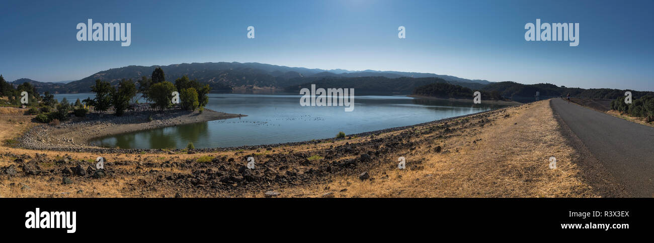 Panorama del Lago di Mendocino con persona in esecuzione sul percorso durante la manifestazione triathlon Foto Stock