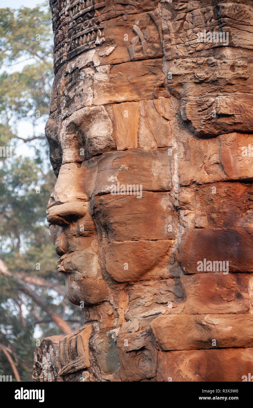 Un volto sorridente di Avalokiteshvara su uno dei 54 torri gotica del XII secolo Bayon stato parte del tempio di Angkor Thom, Siem Reap,Cambogia Foto Stock