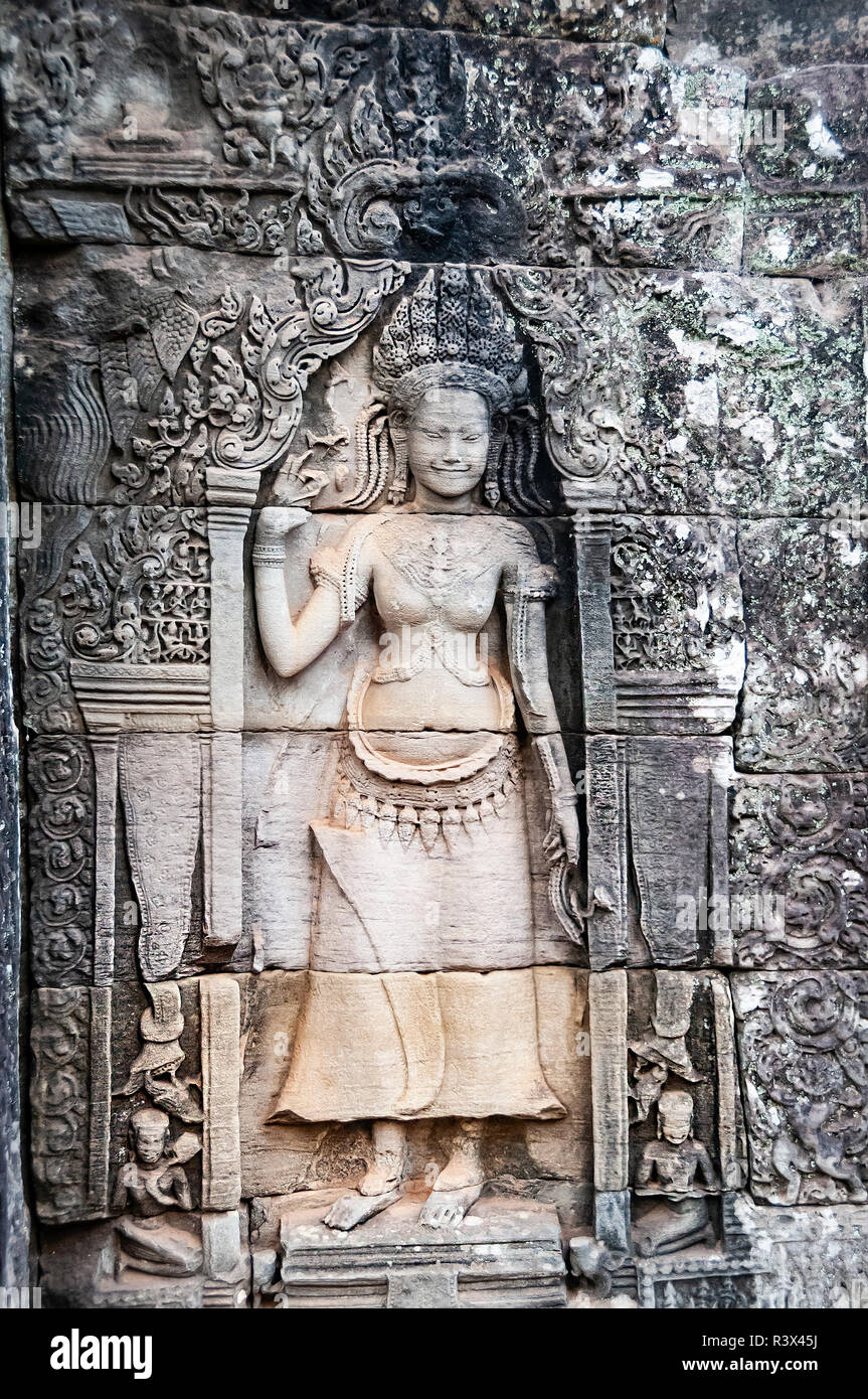 Angkor Cambogia. Dettaglio di un l'Aspara da muratura in pietra nel XII secolo stato Bayon tempio di Jayavarman VII parte di Angkor Thom, Angkor,Cambogia Foto Stock