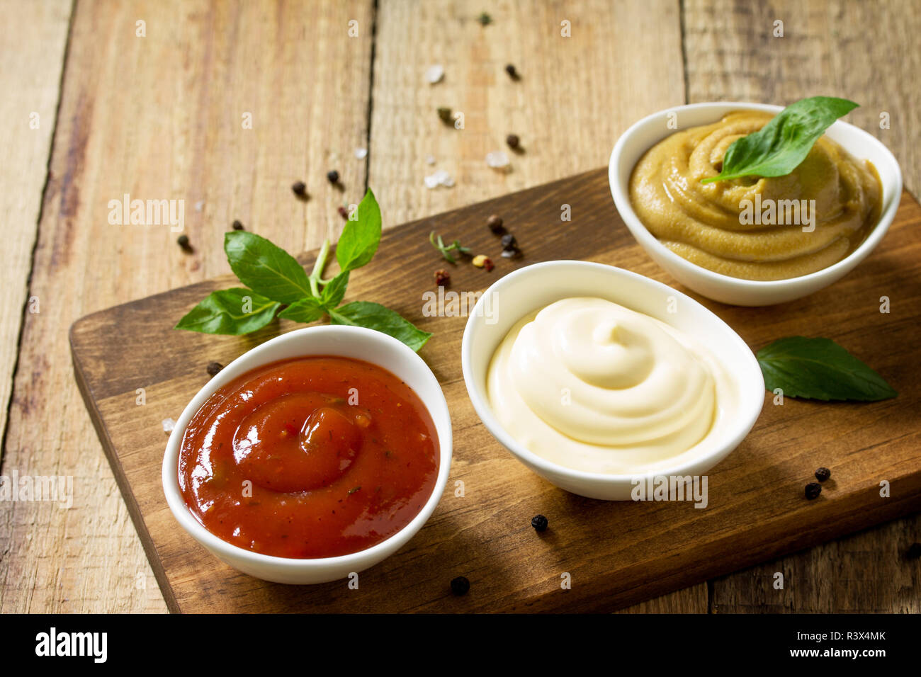 Set di salse - ketchup, maionese e mostarda su un tavolo di legno. Copia  dello spazio Foto stock - Alamy