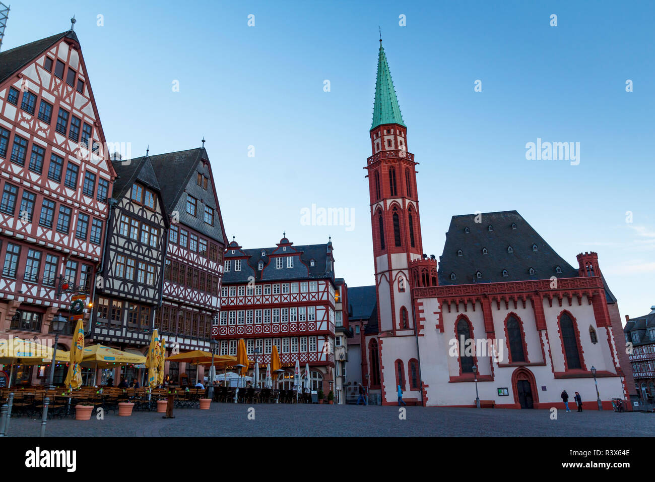 Vecchio Nicholas Chiesa e case tradizionali in Romer Platz, nel centro di Francoforte in Germania Foto Stock