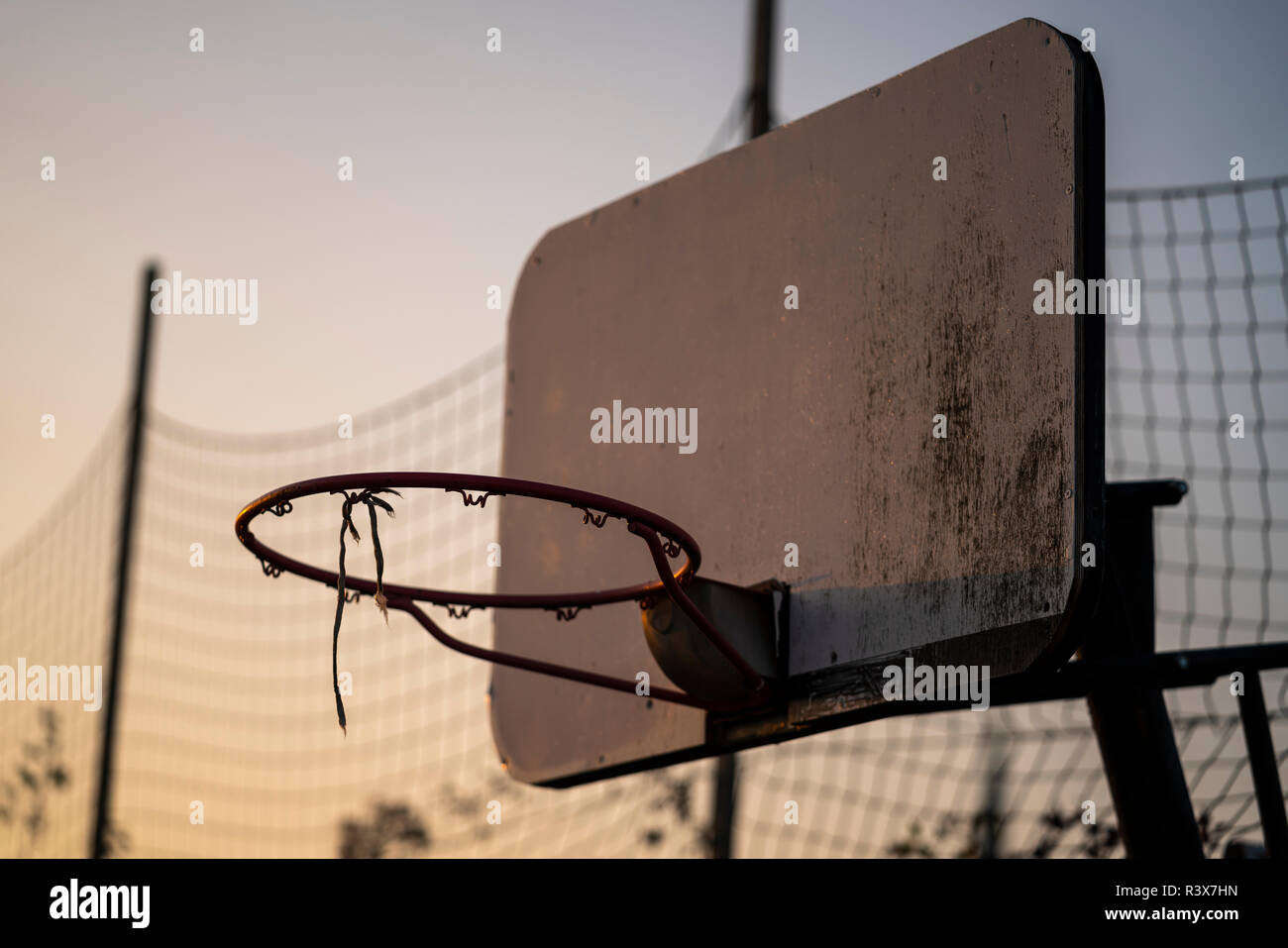 Canestro su una corte streetball Foto Stock