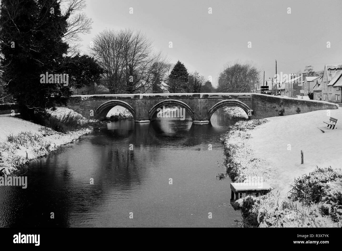 In inverno la neve sul fiume Welland bridge, sprofondamento St James Town, Lincolnshire, England, Regno Unito Foto Stock
