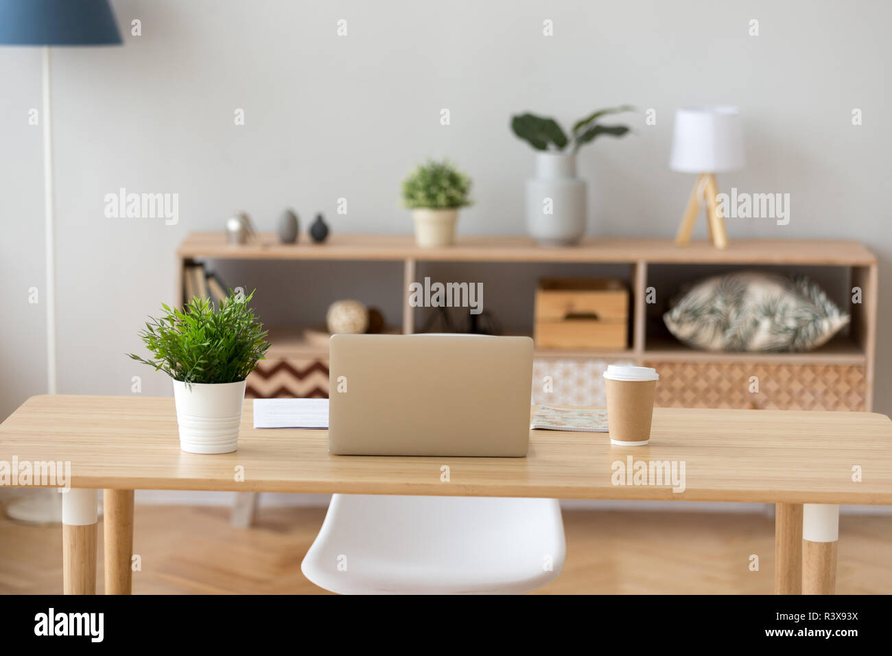 Accogliente luogo di lavoro con computer portatile e caffè in casa ufficio interno Foto Stock