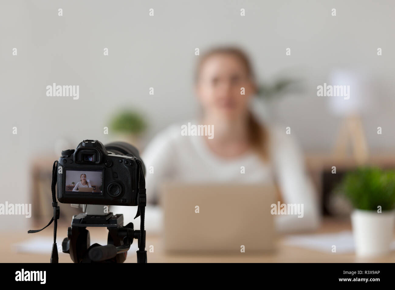 Telecamera professionale riprese riprese femmina tutorial a casa Foto Stock