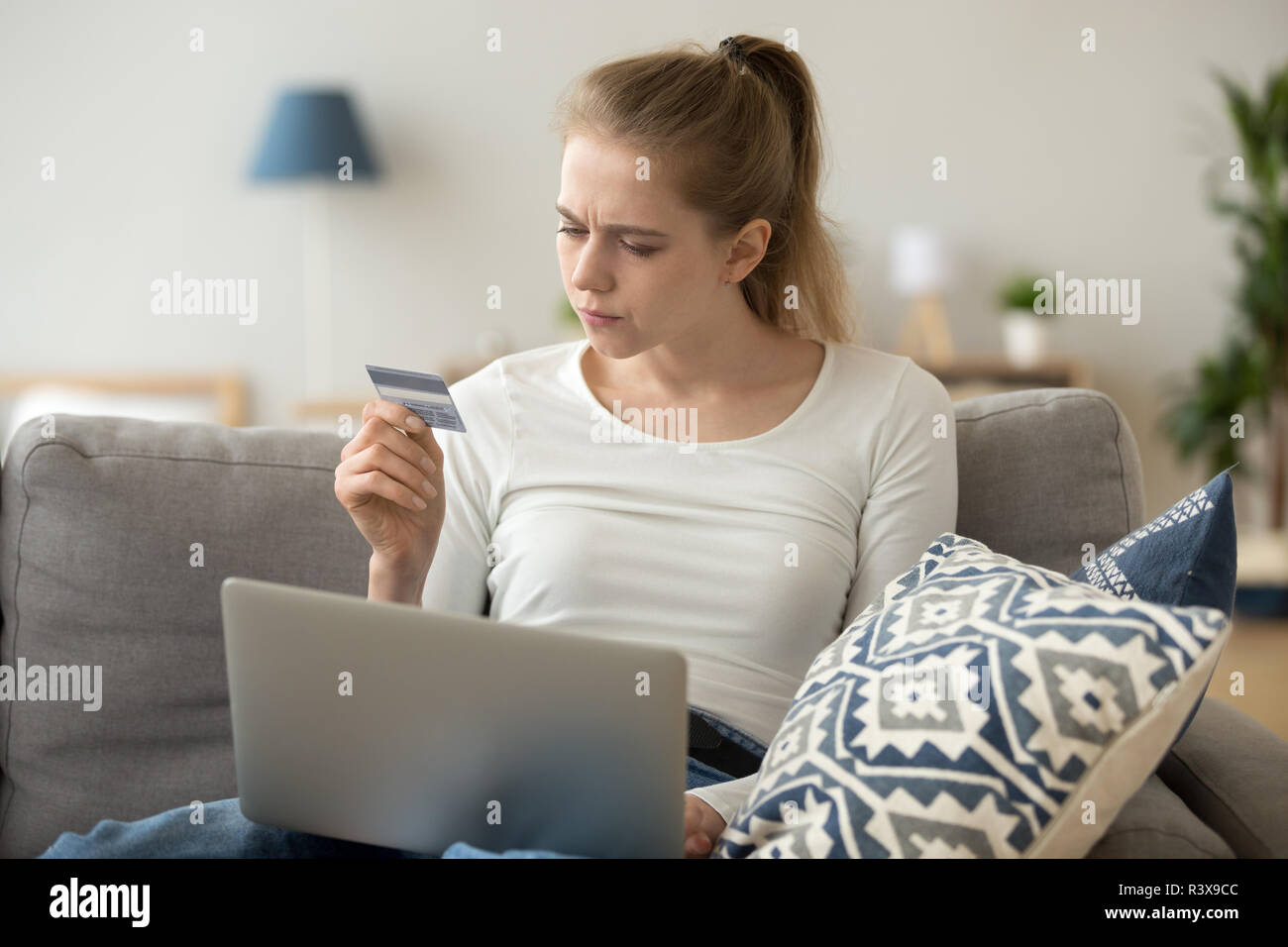 Interessato femmina hanno problemi con la carta di credito lo shopping online Foto Stock