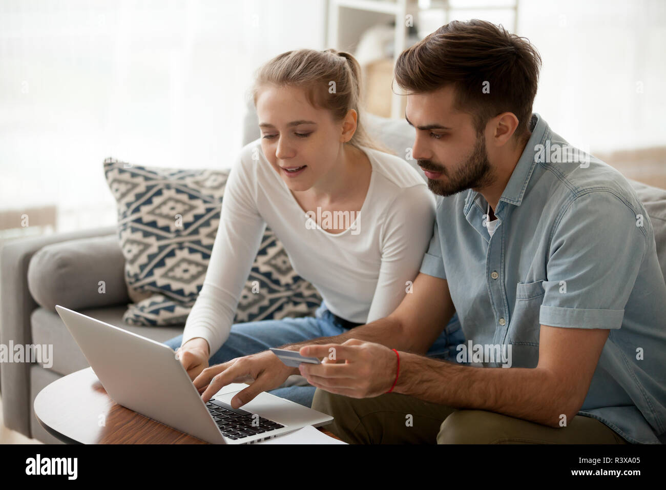 Coppia millenario utilizzo carta di credito lo shopping online Foto Stock