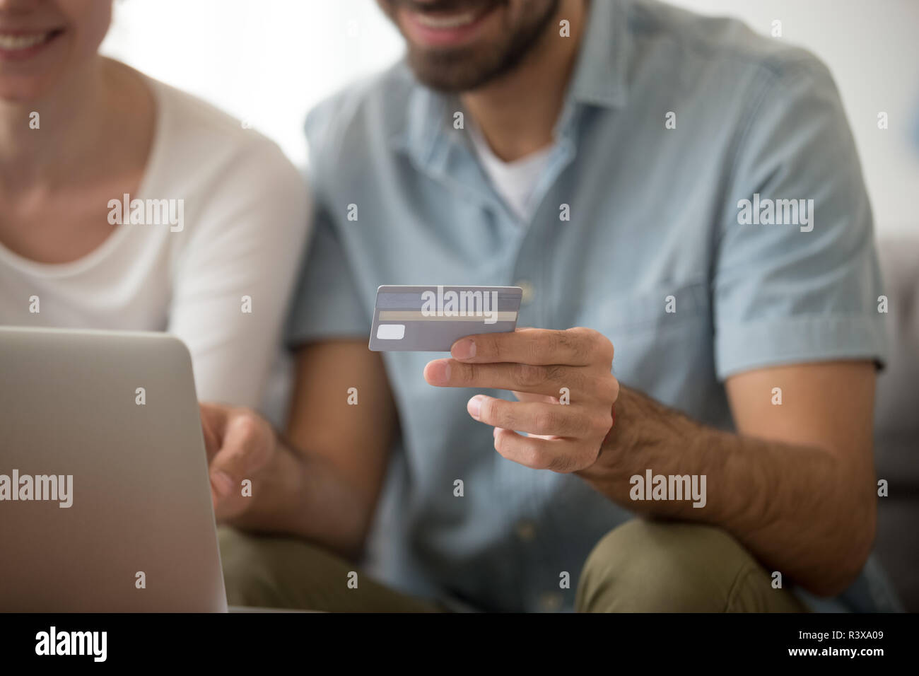 Close up uomo con carta di credito lo shopping online Foto Stock