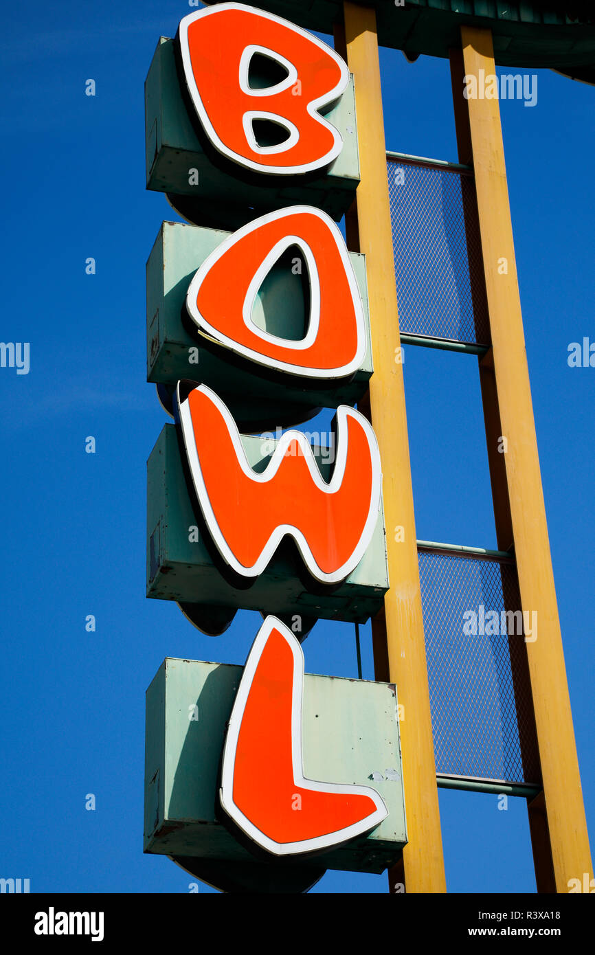 Vintage bowling alley sign in San Bernardino, in California. (Solo uso editoriale) Foto Stock