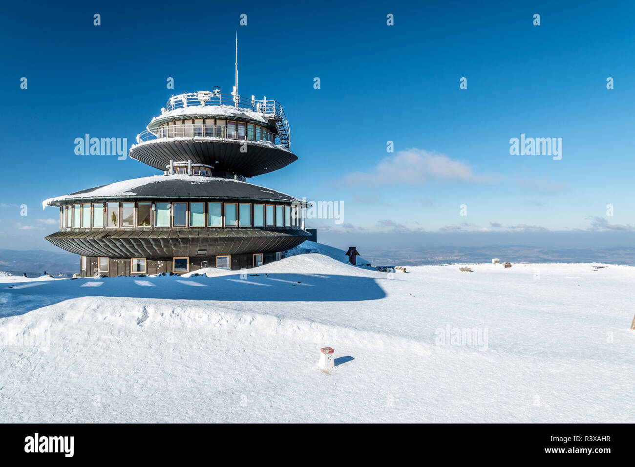Snezka baita di montagna in inverno pieno di sole, Krkonose, Repubblica Ceca Foto Stock