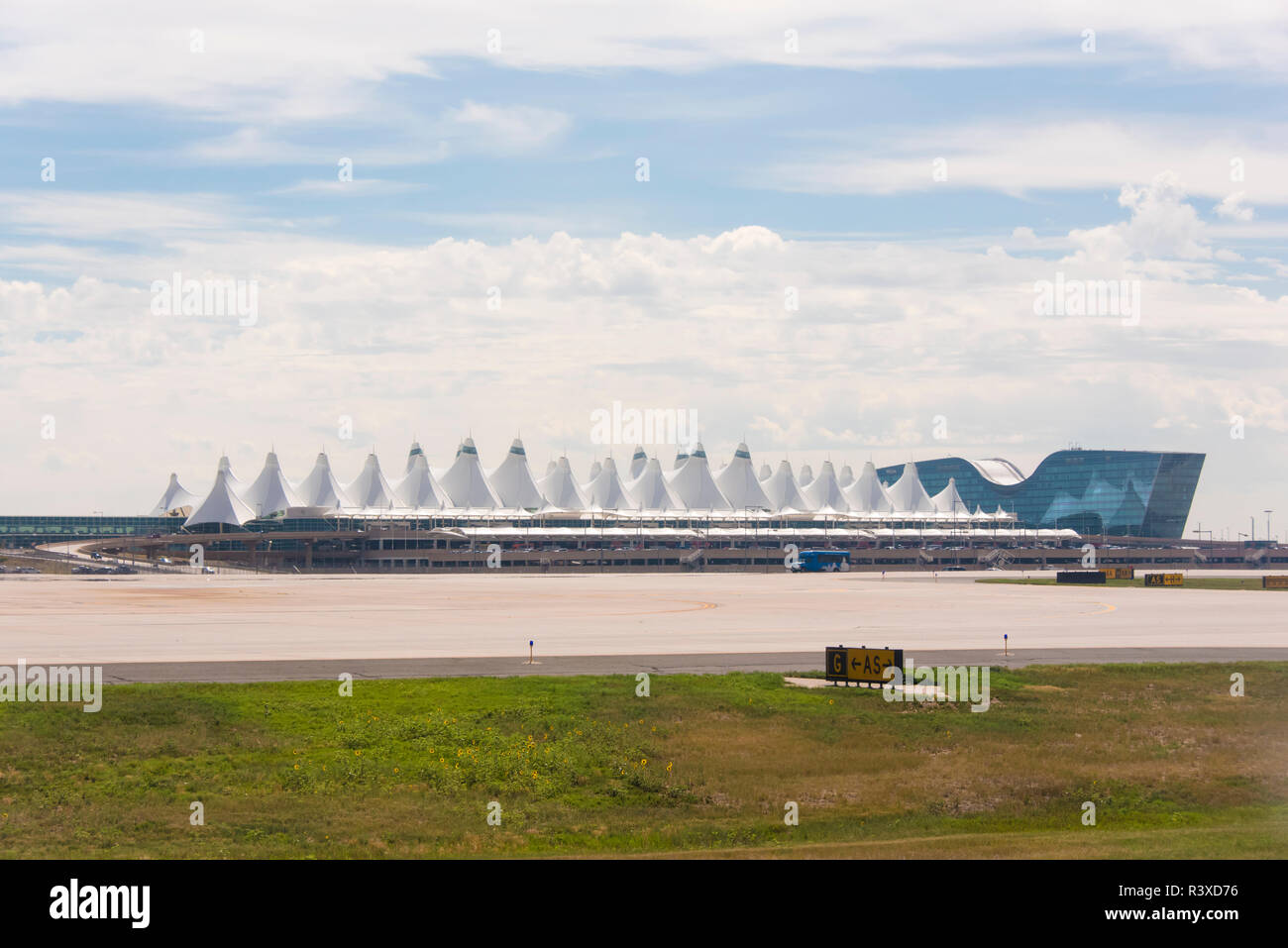 Stati Uniti d'America, CO. Aeroporto Internazionale di Denver. Architettura drammatica del terminal principale che rappresentano montagne rocciose visto dalla pista Foto Stock