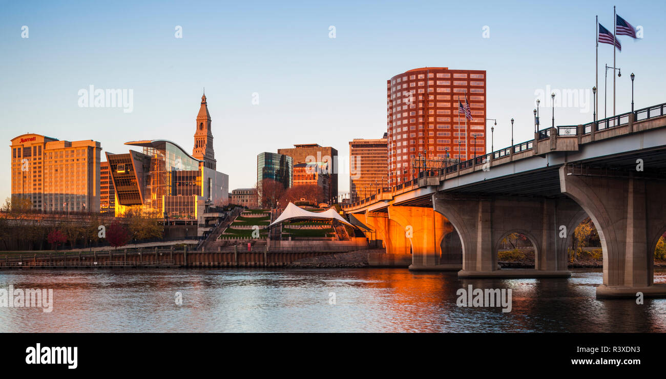 Stati Uniti d'America, Connecticut, Hartford, skyline della città con Connecticut Science Center e viaggiatori edificio, dal fiume Connecticut all'alba, autunno Foto Stock
