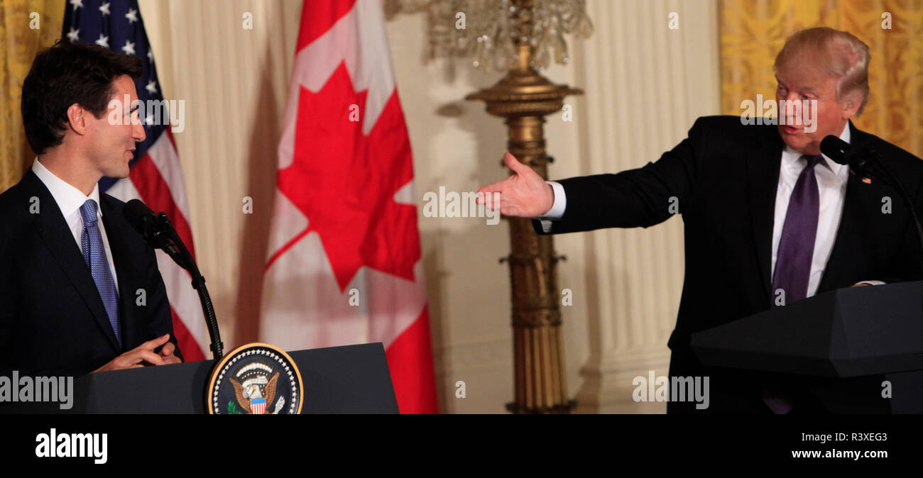 Presidente Donald Trump e il Primo Ministro Justin Trudeau a una breve conferenza stampa nella Sala Est della Casa Bianca il 13 febbraio 2017 Foto Stock