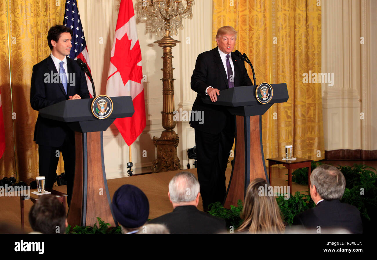 Presidente Donald Trump e il Primo Ministro Justin Trudeau a una breve conferenza stampa nella Sala Est della Casa Bianca il 13 febbraio 2017 Foto Stock