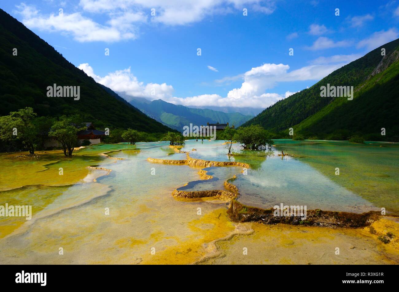 Vista del travertino hot spring pool di Huanglong National Park, Cina Foto Stock