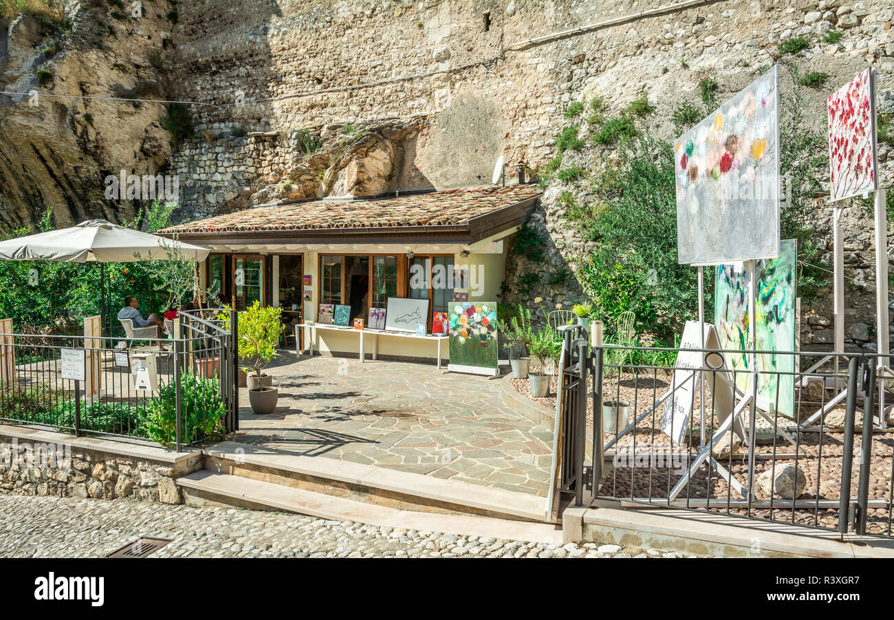 Atelier nel piccolo borgo medievale di Malcesine. Si tratta di uno dei più caratteristici paesi del lago di Garda in provincia di Verona, Italia Foto Stock