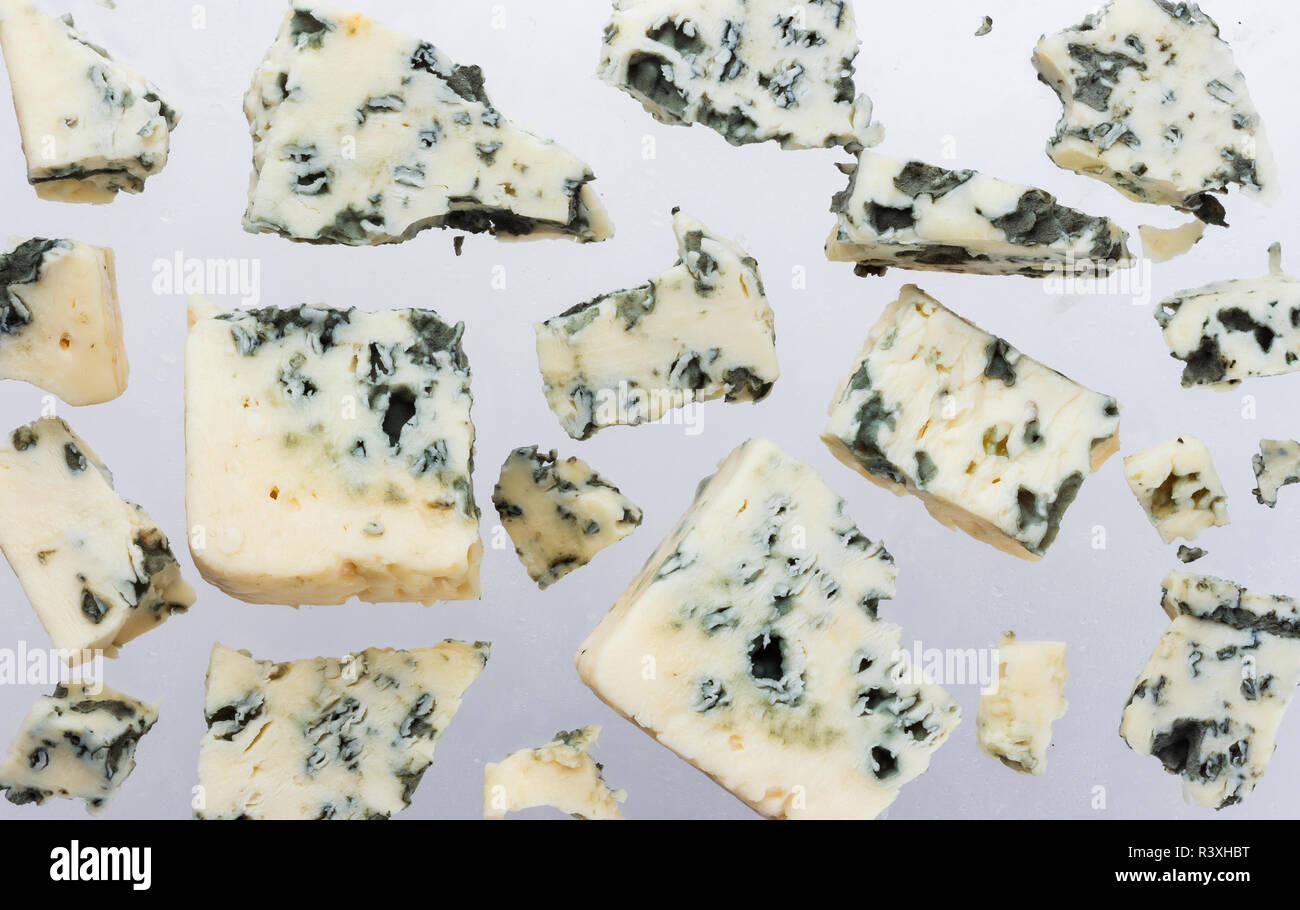 Danese formaggio blu isolato su sfondo bianco. Collezione Foto Stock