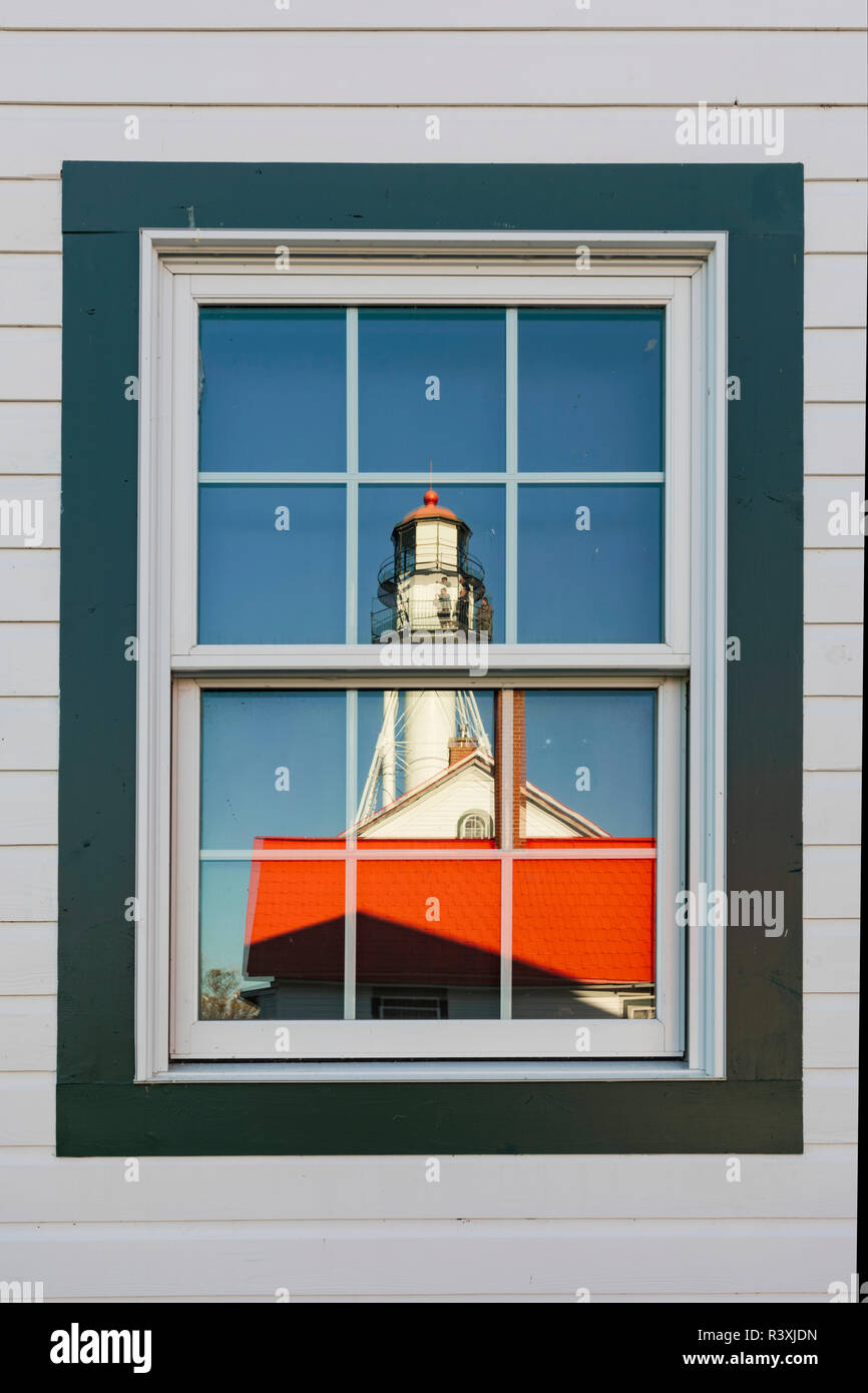 Whitefish Point Lighthouse riflessa nella finestra, la più antica luce di funzionamento sul lago Superiore, Penisola Superiore, Michigan Foto Stock