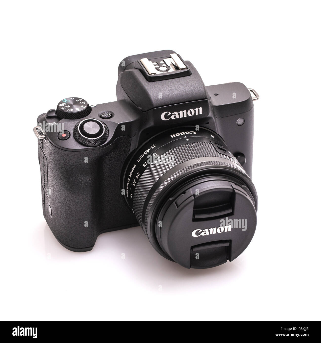 SWINDON, Regno Unito - 23 novembre 2018: Canon M50 Mirrorless camara su sfondo bianco Foto Stock