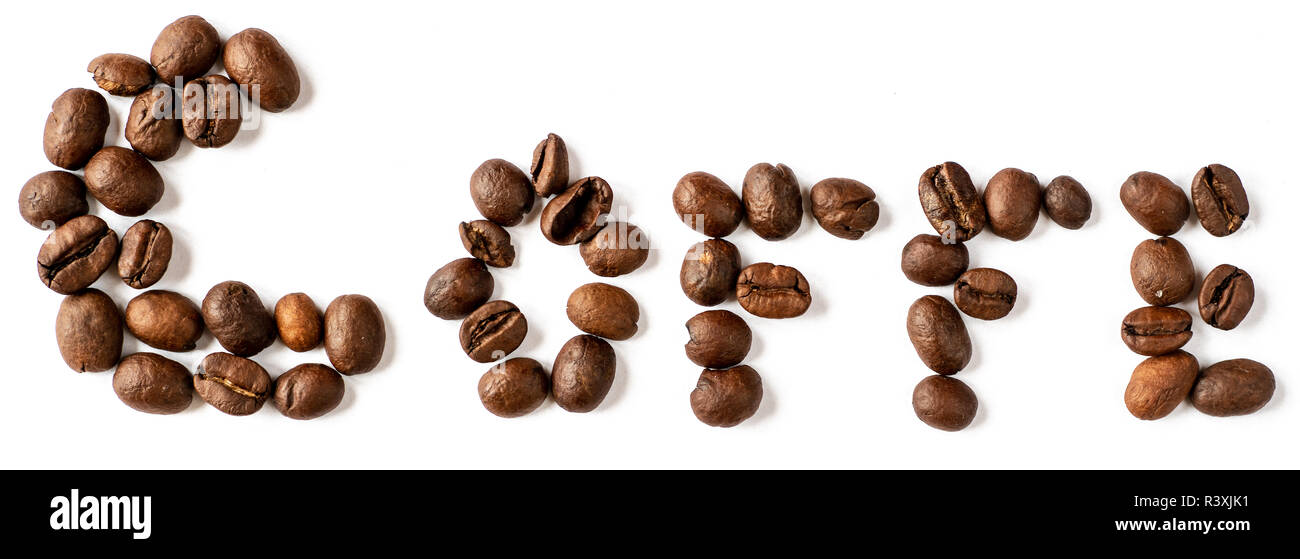 Lettere fatte da chicchi di caffè isolato su sfondo bianco Foto Stock