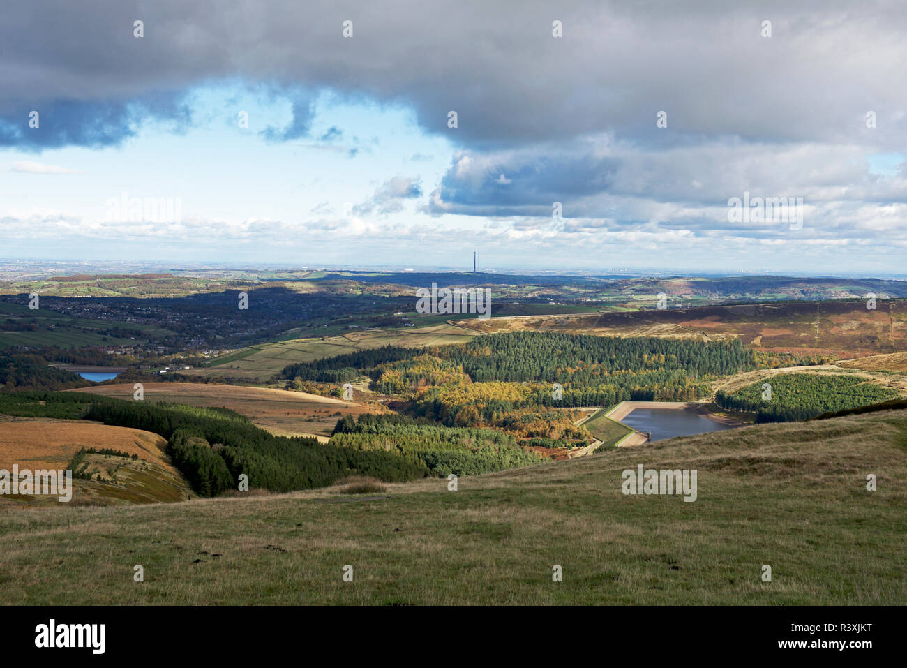 Vista su tutta la vallata Holme da Holme Moss, West Yorkshire, Inghilterra, Regno Unito Foto Stock