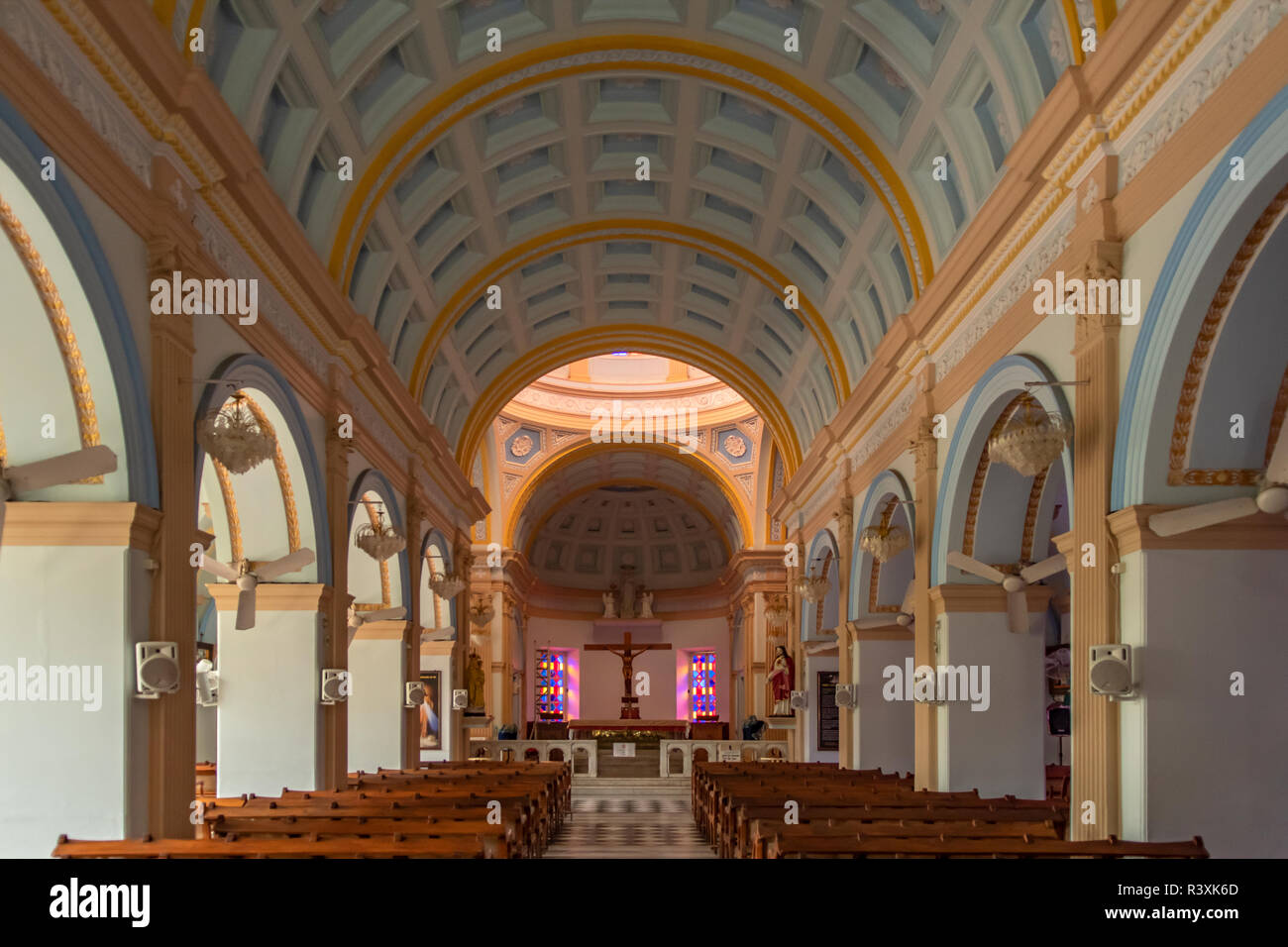 Navata della Eglise de Notre Dame des Anges, Pondicherry, Tamil Nadu, India Foto Stock