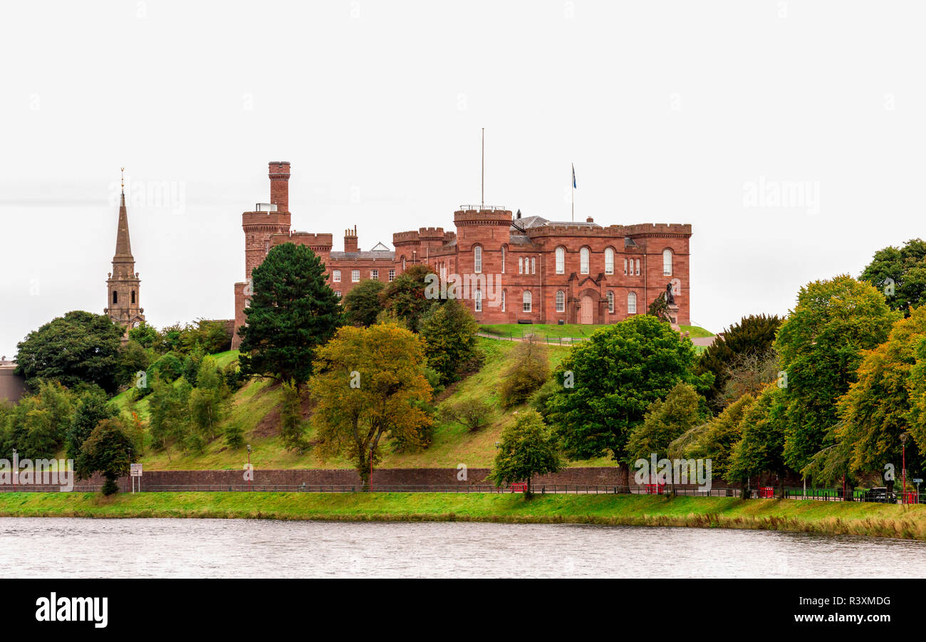 Un bel castello su di una collina che si affaccia sul fiume Ness nella stagione autunnale, Inverness, Scotland Foto Stock