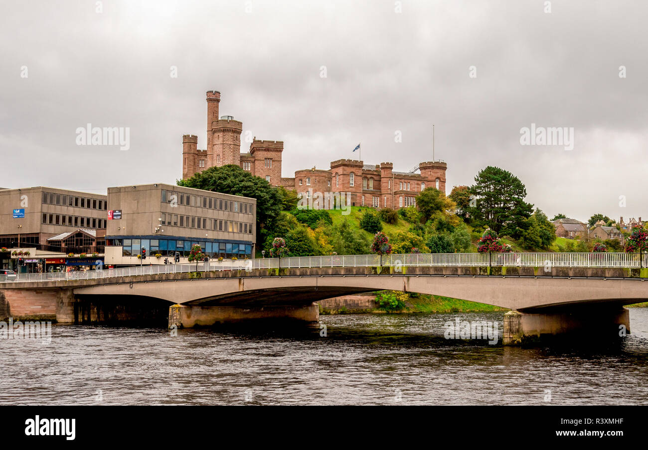 Ness bridge e una vista panoramica di rosso Inverness Castle su di una collina nel centro della città di Inverness, Scotland Foto Stock