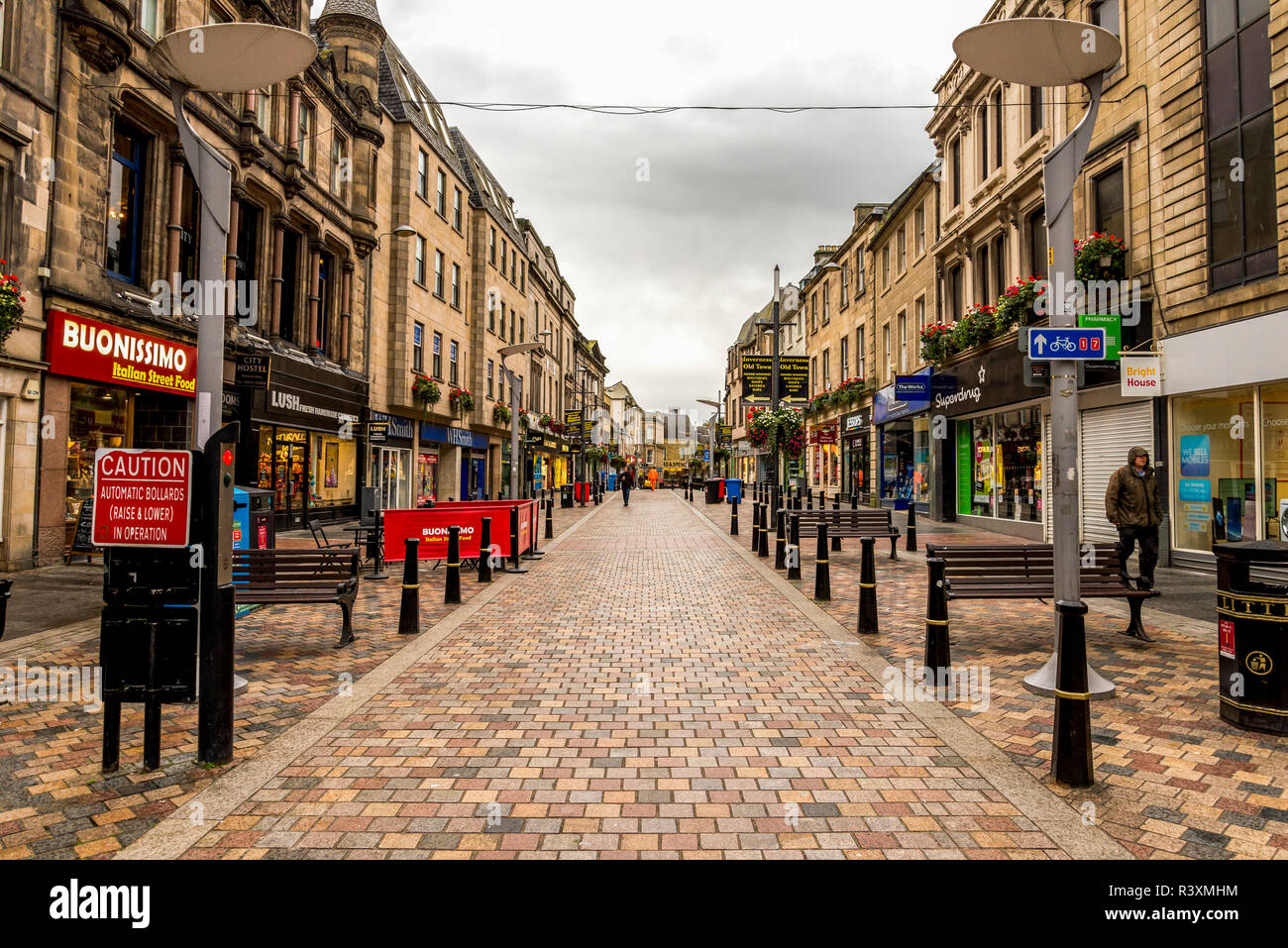 Un famoso per lo shopping e i ristoranti a piedi High Street in Inverness centro storico, Scozia Foto Stock