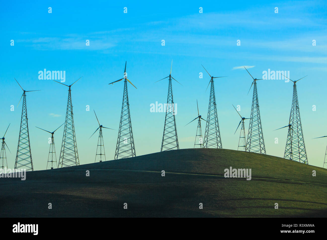 Altamont Pass Wind Farm, la più grande concentrazione mondiale di turbine eoliche, vicino Livermore, California, Stati Uniti d'America Foto Stock
