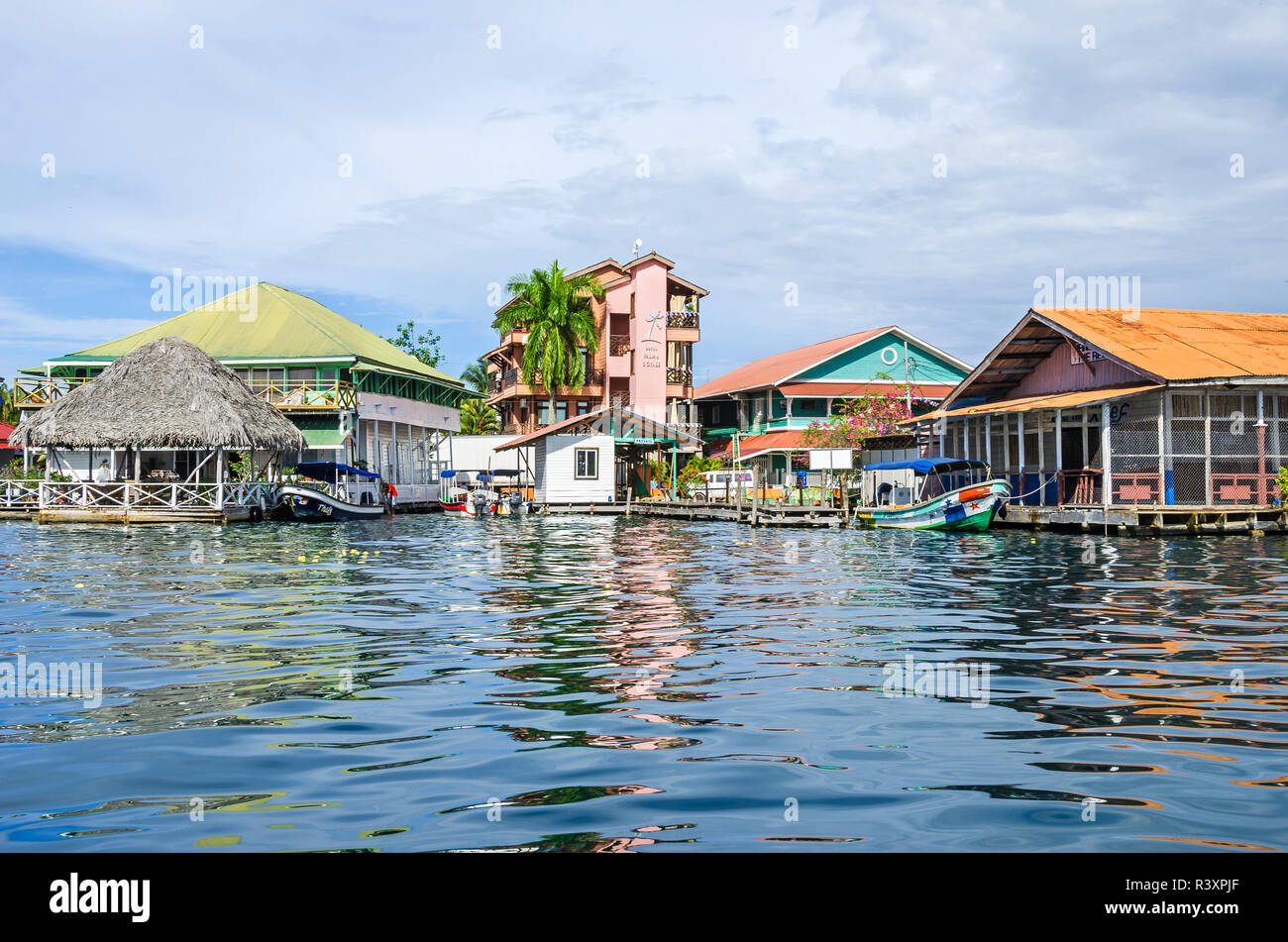 Bocas del Toro, Panama - 1 Novembre, 2017: La città principale di Bocas del Toro - arcipelago di Bocas del Toro, chiamato anche Bocas città sulla Isla Colon, o Foto Stock