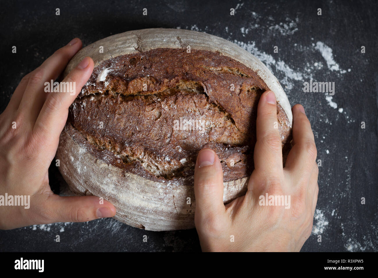 Maschio tenendo le mani il pane Foto Stock