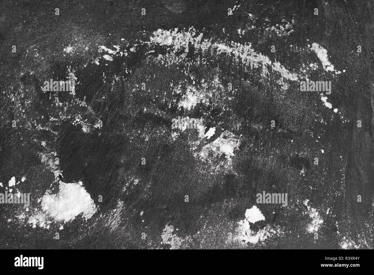 Farina bianca sparsi su sfondo scuro Foto Stock