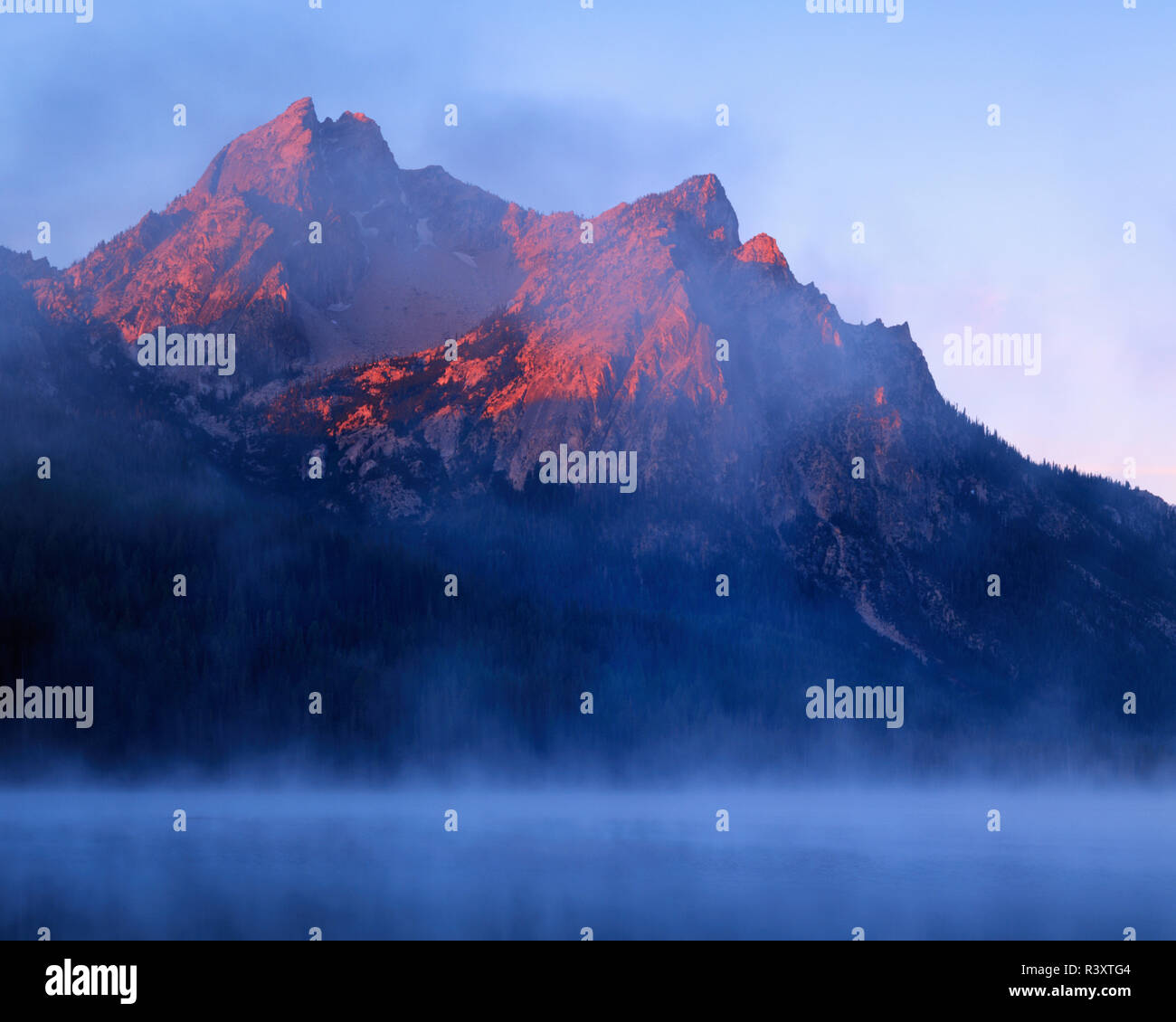 Stati Uniti d'America, Idaho, gamma a dente di sega. Picco McGown e Stanley lago a sunrise. Foto Stock