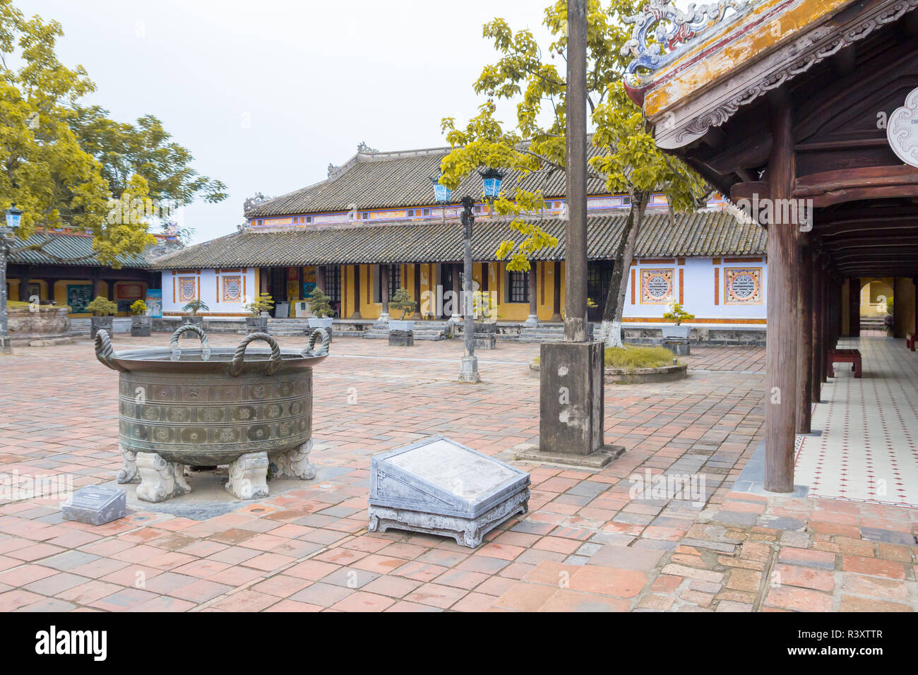 Cortile della città imperiale la cittadella di Hue, Vietnam Foto Stock