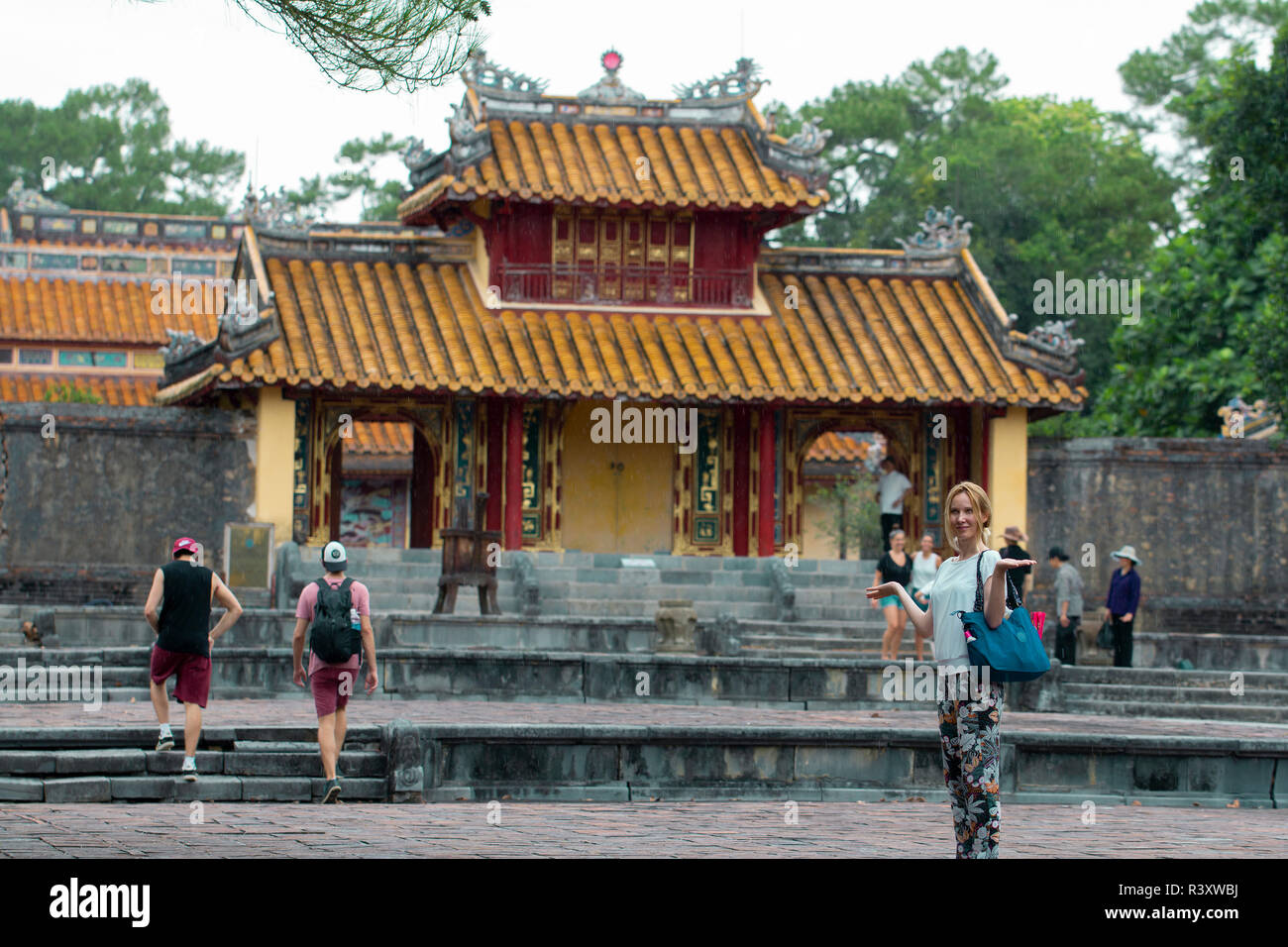 I turisti sightseeing Minh Mang tomba reale in tinta, Vietnam. Foto Stock