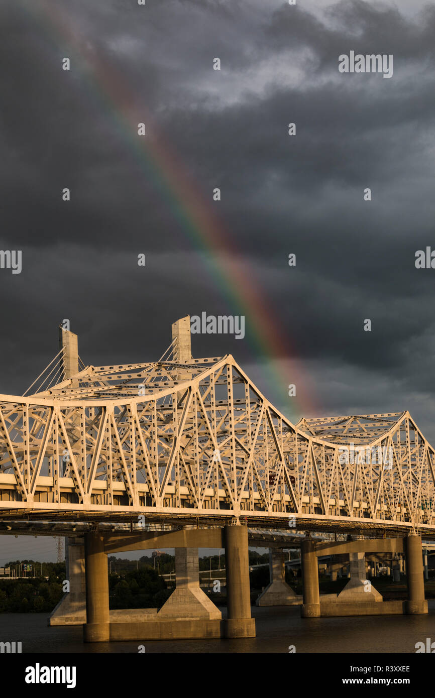 John Fitzgerald Kennedy Memorial Bridge e Rainbow. Attraversato il ponte sul fiume Ohio tra Louisville, Kentucky e Jeffersonville, Indiana. Foto Stock