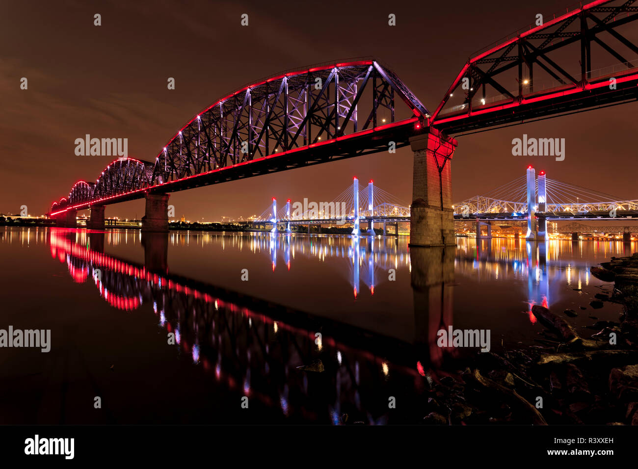 Luci su quattro grandi Bridge, Abraham Lincoln Bridge e il centro cittadino di Louisville, Kentucky di notte, visto da Jeffersonville, Indiana Foto Stock