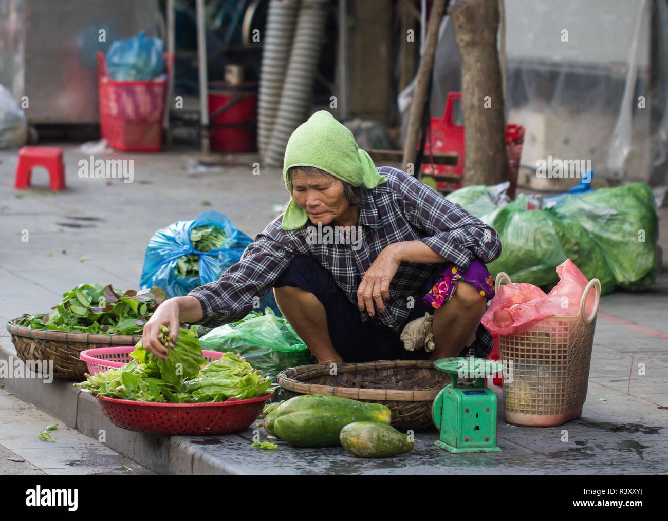 Donna vendita di verdure su strada del mercato, a Saigon, Vietnam. Foto Stock